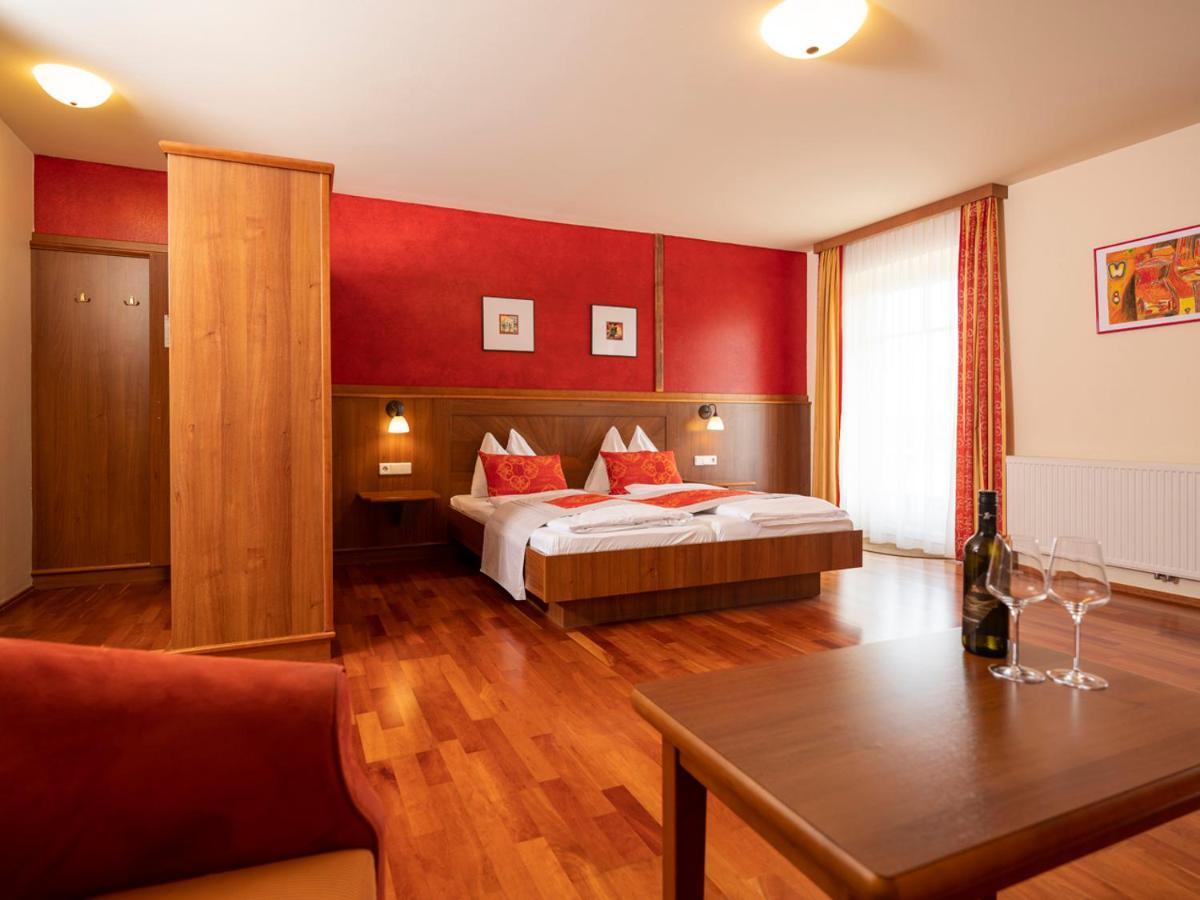 פויסדורף Hotel Neustifter מראה חיצוני תמונה