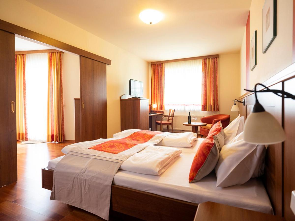 פויסדורף Hotel Neustifter מראה חיצוני תמונה