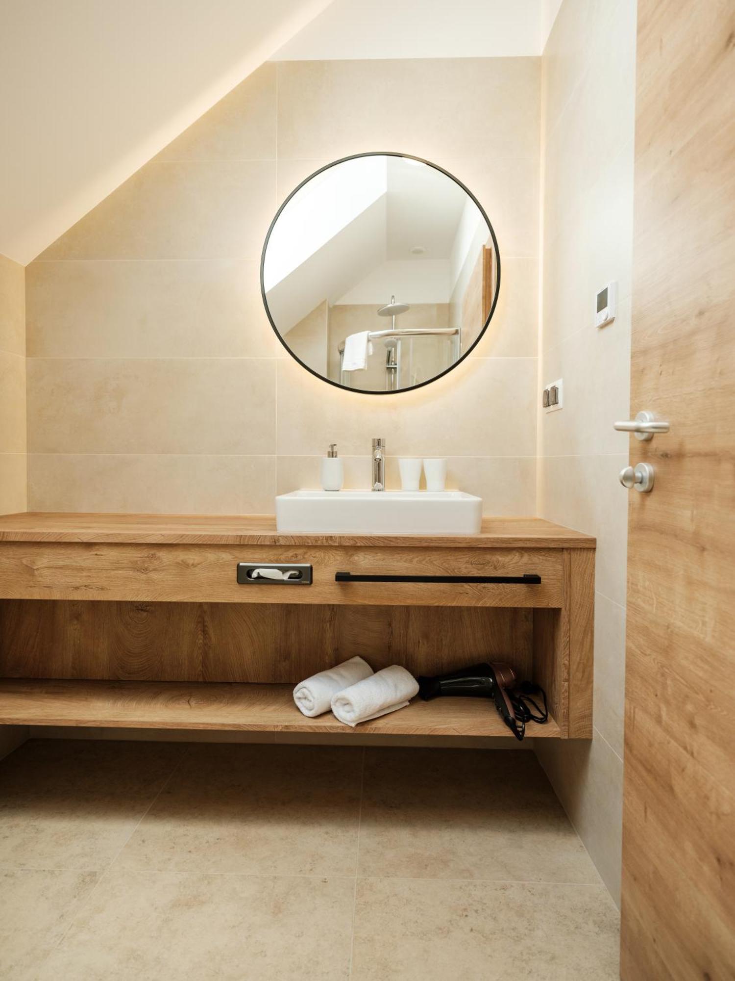 פויסדורף Hotel Neustifter מראה חיצוני תמונה
