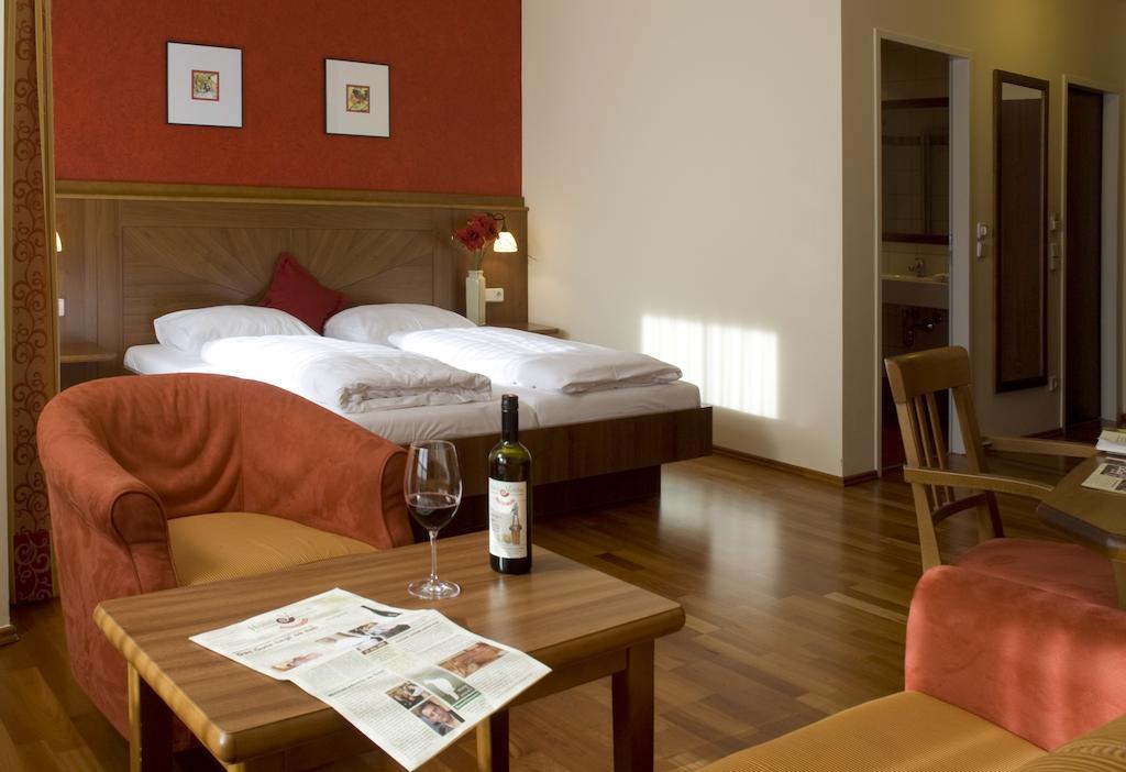 פויסדורף Hotel Neustifter מראה חיצוני תמונה
