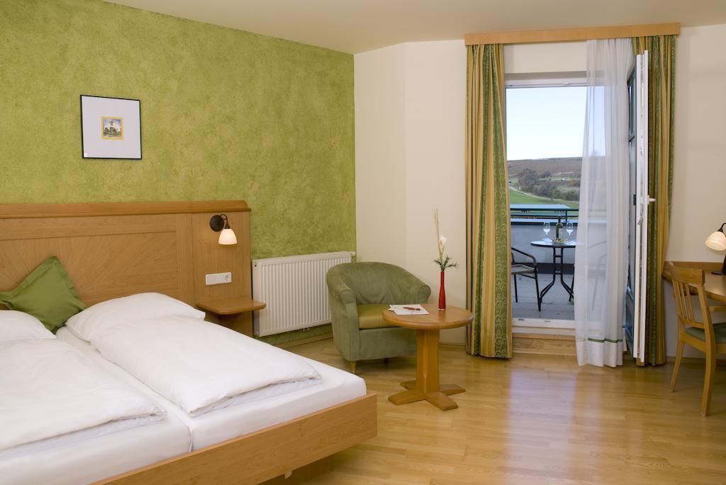 פויסדורף Hotel Neustifter מראה חיצוני תמונה