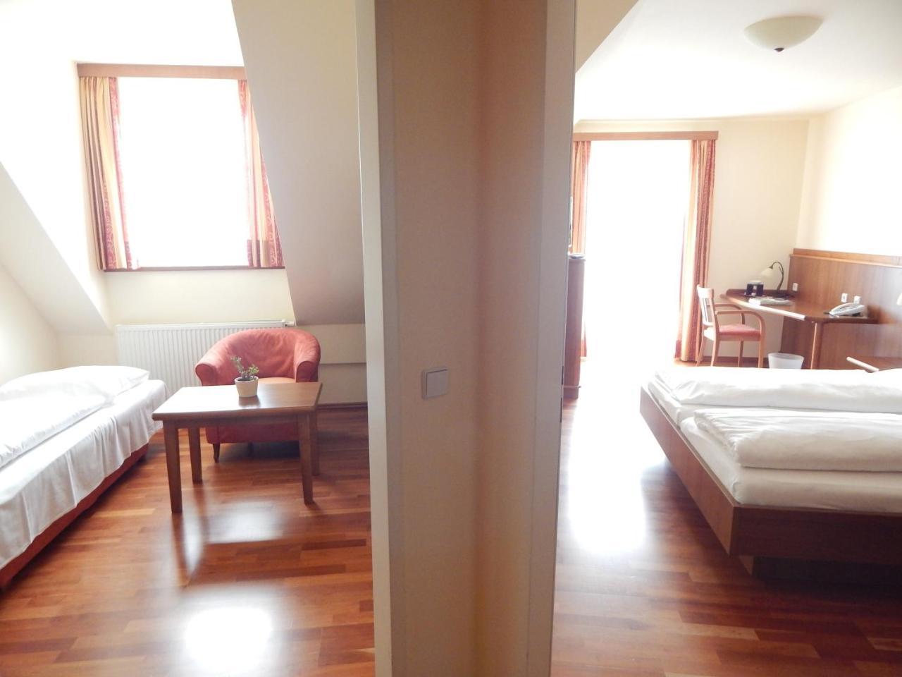 פויסדורף Hotel Neustifter מראה חיצוני תמונה