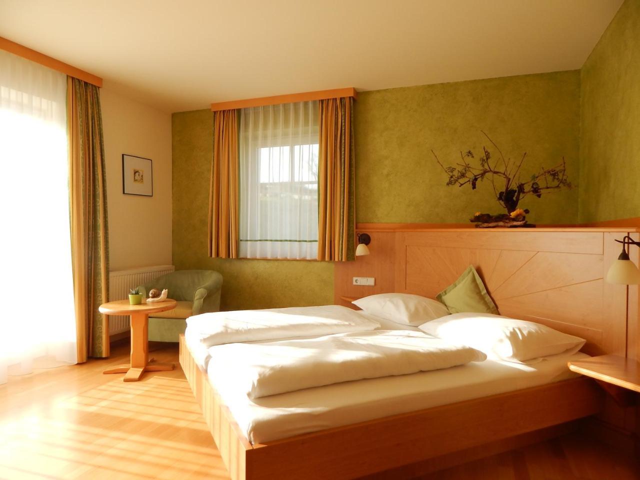 פויסדורף Hotel Neustifter מראה חיצוני תמונה